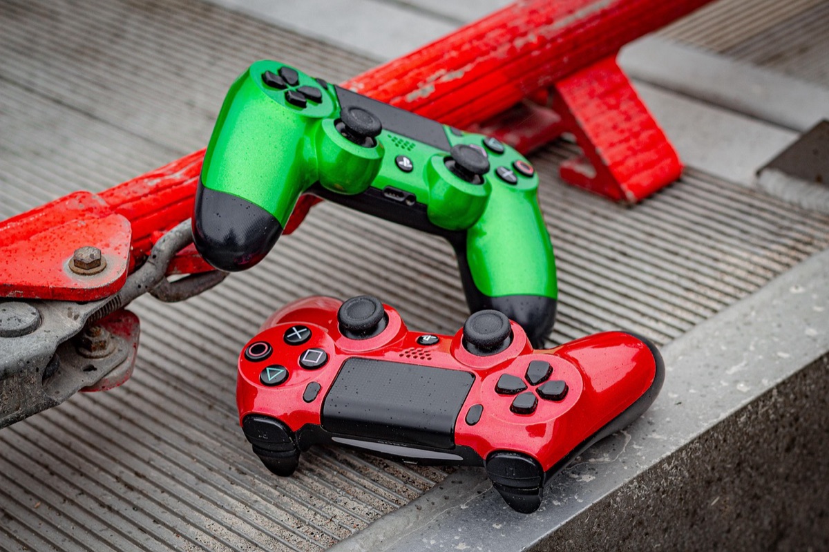 Accessoires de gaming professionnels sur un bureau