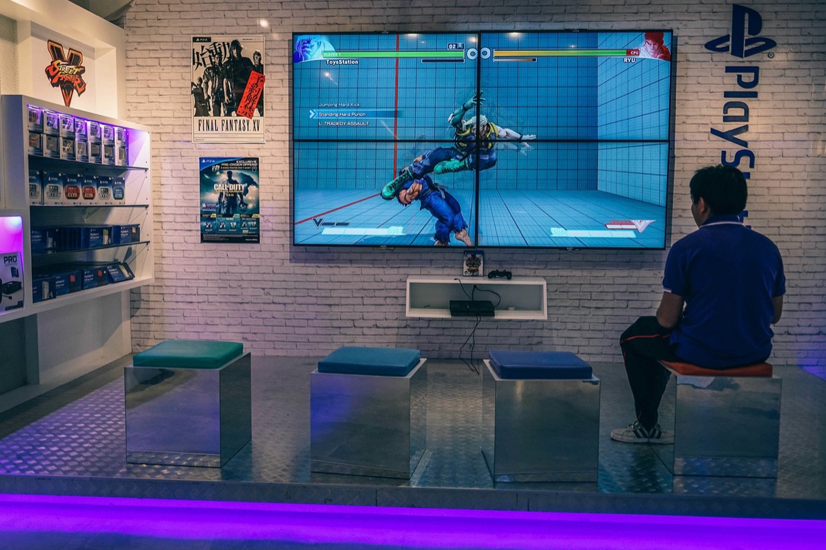 schermo di un videogioco d'azione FPS