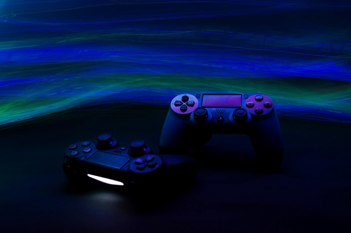 Gaming accessoires zoals een headset en controller.